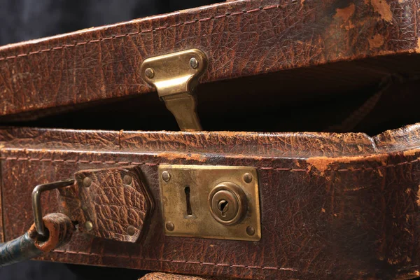 老式皮箱棕色上锁和紧固件的特写碎片 — 图库照片