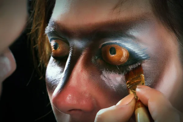 Close Retrato Uma Menina Uma Máscara Uma Coruja Estúdio Arte — Fotografia de Stock