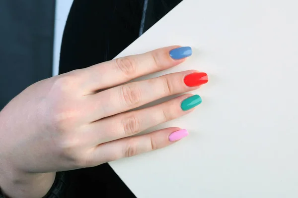 Poster Den Händen Des Mädchens Mit Lackierten Farbigen Nägeln — Stockfoto