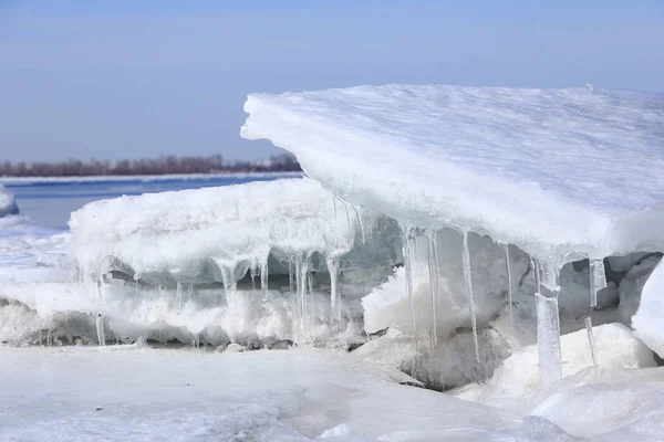 Paesaggio Primo Piano Grandi Banchi Ghiaccio Sul Fiume Contro Cielo — Foto Stock