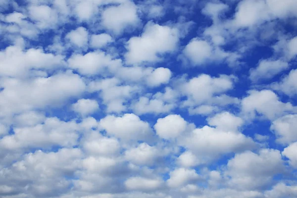 Krajina Krásné Kumulus Mraky Proti Modré Obloze Slunečný Den — Stock fotografie