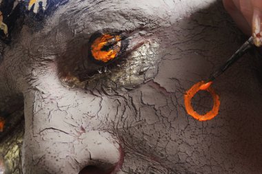 bir kil siyah bir arka plan stüdyo alnına etnik desenli yakın çekim kel adam