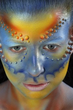 in gövde sanat ürünü - kız bukalemun karanlık bir arka plan stüdyo yakın çekim