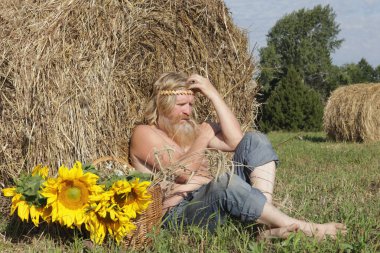 hayat hakkında düşünme yaz gün köylü bir alanda portresi