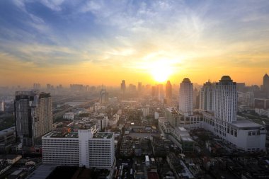 BANGKOK, THAILAND - 15 Aralık 2015: Bangkok üzerinde güzel sisli gün batımı, 15 Aralık 2015 'te Bangkok, Tayland' da gökdelenden manzara.