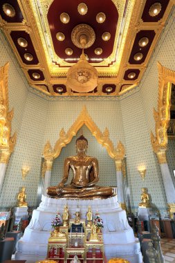 BANGKOK, THAILAND - 15 Aralık 2014: Wat Traimit, BANGKOK, THAILAND Ayutthaya döneminde som altından yapılmış üç metre uzunluğunda ve 5,5 ton ağırlığındaki Buda görüntüsüyle ünlü.