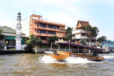 BANGKOK, THAILAND - 15 Aralık 2014: Chao Phraya Nehri üzerinde tekne gezisi 15 Aralık 2014, Bangkok, Tayland