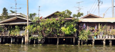 BANGKOK, THAILAND - 15 Aralık 2014: Chao Phraya Nehri üzerinde tekne gezisi 15 Aralık 2014, Bangkok, Tayland