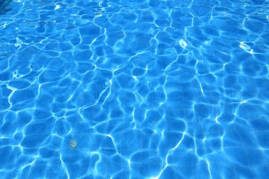 Güneş ışığının yansımalarıyla göl suyu izolasyonu. 