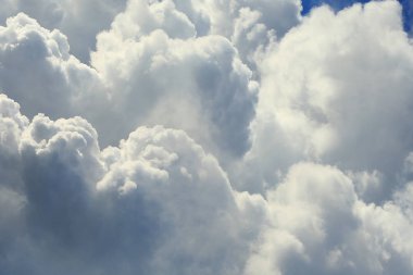 Mavi gökyüzünde büyük kabarık beyaz bulutlar