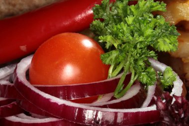 Beyaz tabakta patates ve otlarla ızgara pirzola yakın plan.