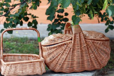 Yakın çekim hasır sepetleri ve doğal malzemelerden yapılan diğer eşyalar.