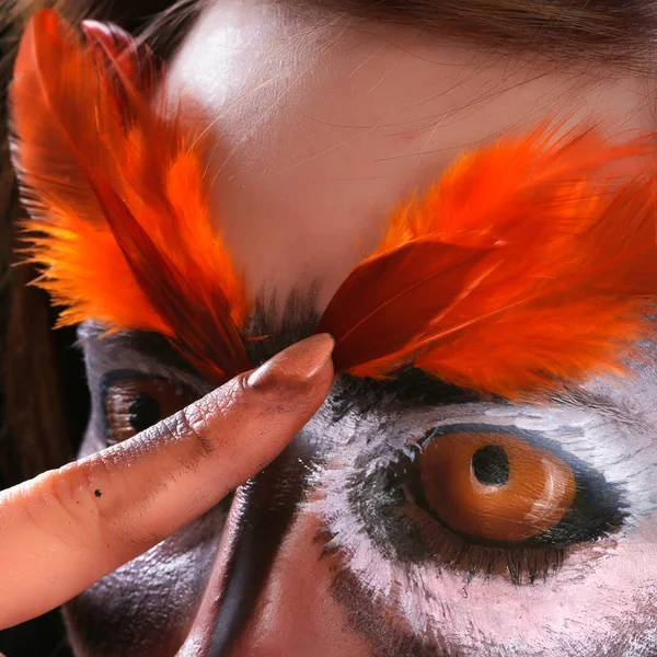 Close Πορτρέτο Ενός Κοριτσιού Μια Μάσκα Από Μια Κουκουβάγια Στούντιο — Φωτογραφία Αρχείου