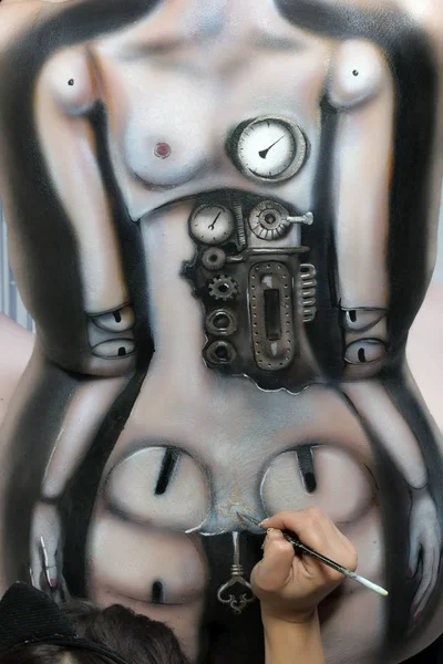 女性のボディ塗装の黒い背景スタジオに機構とマリオネット人形のクローズ アップ — ストック写真