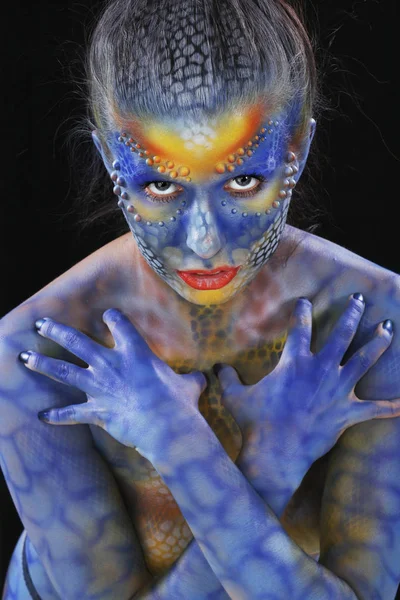 Nahaufnahme Der Körperkunst Das Mädchen Chamäleon Auf Dunklem Hintergrund — Stockfoto