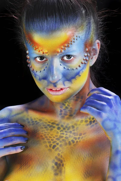 Zbliżenie Tatuazy Kameleon Dziewczyna Ciemnym Tle Studio — Zdjęcie stockowe