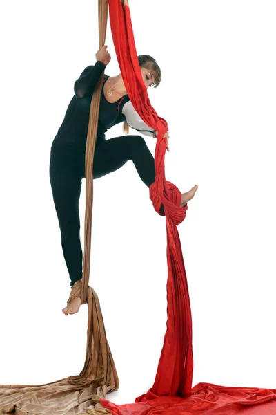 Gymnastka Dívka Letecké Hedvábí Izolovaných Bílém Pozadí Studio — Stock fotografie