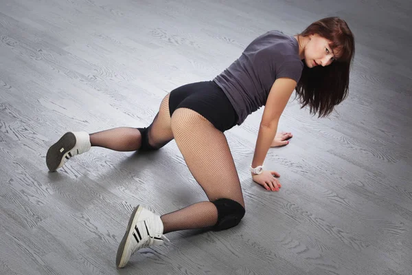Close Sexy Rusovláska Dívka Ukazuje Sportovní Zadek Pozadí Šedé Podlahy — Stock fotografie