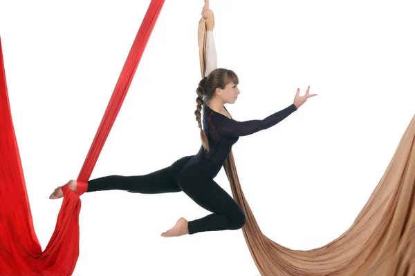 Gymnastka Dívka Letecké Hedvábí Izolovaných Bílém Pozadí Studio — Stock fotografie