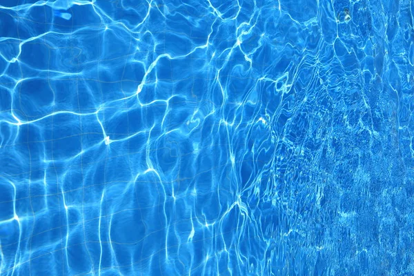 Isolamento Acqua Azzurra Piscina All Aperto Con Riflessi Luce Solare — Foto Stock