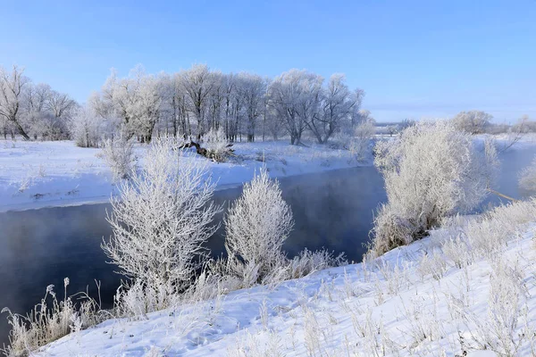 Neblige Winterlandschaft Frostiger Morgen Über Dem Fluss Und Bäume Raureif — Stockfoto