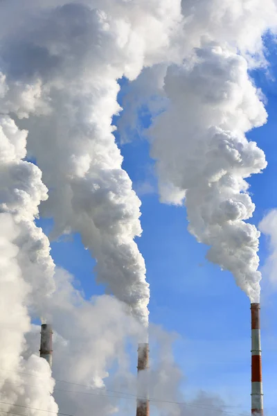 Aislado Primer Plano Humo Blanco Chimenea Planta Contra Cielo Azul — Foto de Stock