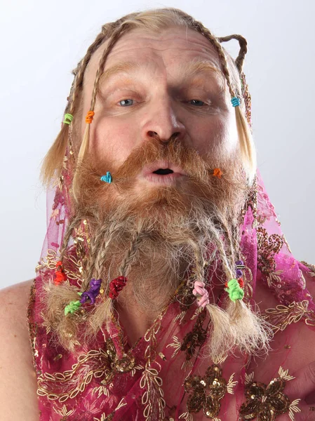Обнаженный Портрет Человека Длинной Бородой Усами Волосами Плетеными Косички Играющего — стоковое фото