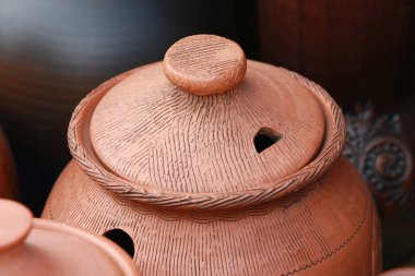 Yazın panayırda birkaç çeşit kil çömlek, sürahi, çaydanlık vardı.