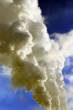 Mavi gökyüzünde büyük kabarık beyaz bulutlar