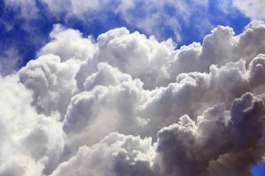 Mavi gökyüzünde büyük kabarık beyaz bulutlar