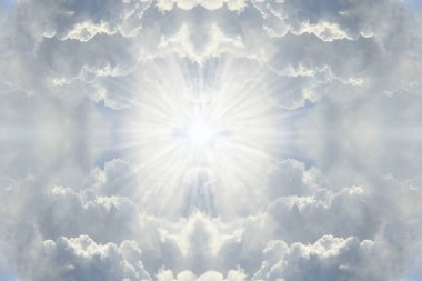 Mavi gökyüzünde büyük kabarık beyaz bulutlar