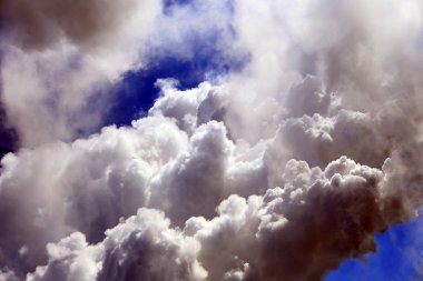 Mavi gökyüzünde büyük kabarık beyaz bulutlar