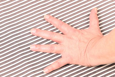 çizgili kumaş stüdyosunda yakın çekim adam eli