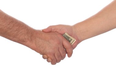 Beyaz arka plan stüdyosuna para transferi yapılan el sıkışma.