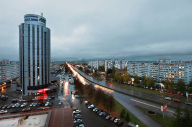 Naberezhnye Chelny, Rusya Federasyonu - 7 Ekim 2014: cityscape görünümünden, şehir Naberezhnye Chelny günbatımında bir gökdelenin çatı