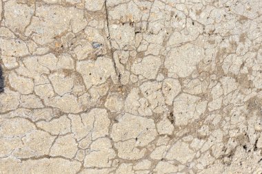 Kışın güneş ışığında çatlayan beton levhanın makro doku parçası.