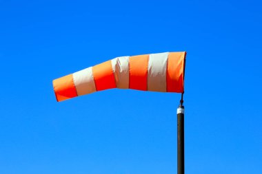 Mavi arka planda turuncu rüzgarlığın yakın plan görüntüsü