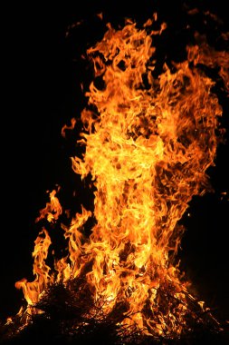 Siyah arkaplanda çimen yakmak