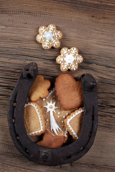 美しいお祝いのクローズアップスプルース クッキー スパイスの枝のクリスマスはまだ生きています — ストック写真