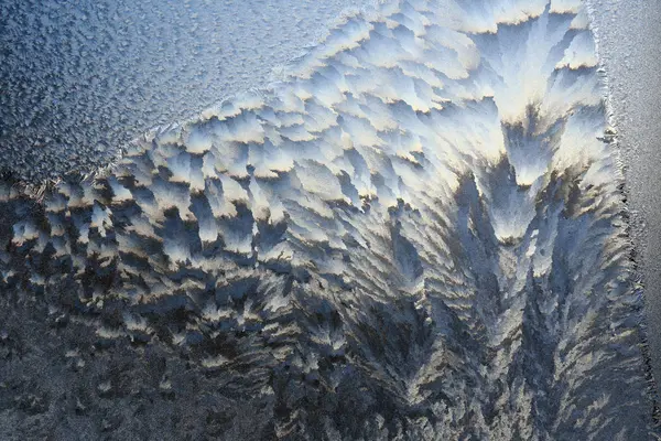 Κοντινό Πλαίσιο Πάγου Στο Γυαλί Κατά Του Γαλάζιου Ουρανού — Φωτογραφία Αρχείου