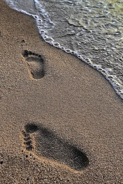 人类脚印在海滨湿沙中的特写 — 图库照片