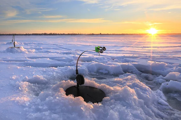 Paysage Hiver Tige Sur Rivière Près Trou Coucher Soleil — Photo