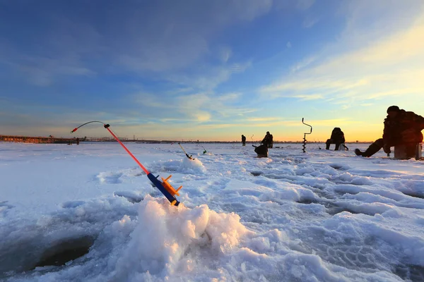 Winter Landscape Fishermen Catch Fish Frozen River Sunset — Stock Photo, Image