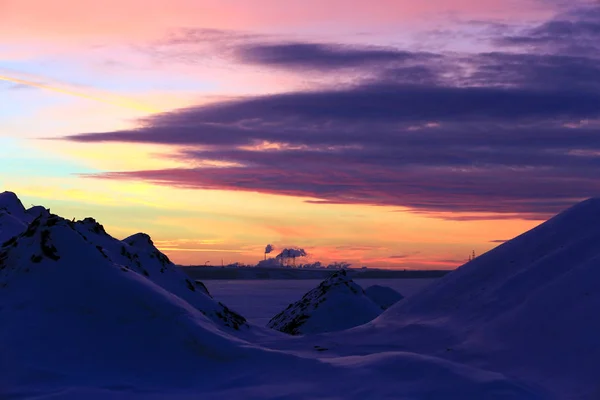 Vinterlandskap Solnedgång Isen Floden Och Staden Vid Horisonten — Stockfoto