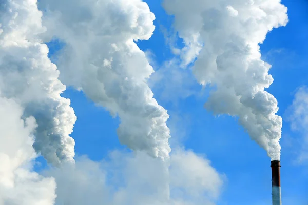 Izolované Detailní Záběry Bílého Kouře Komína Rostliny Proti Modré Obloze — Stock fotografie