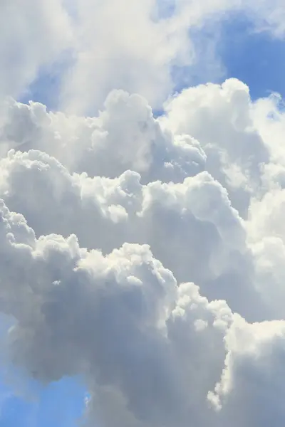 Primer Plano Grandes Nubes Blancas Esponjosas Cielo Azul — Foto de Stock