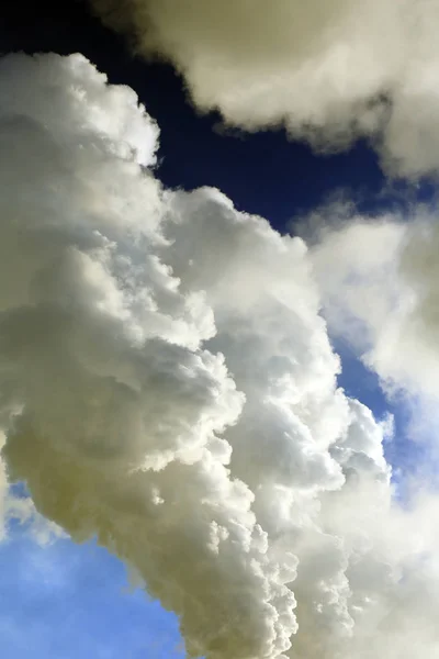 Mavi Gökyüzünde Büyük Kabarık Beyaz Bulutlar — Stok fotoğraf