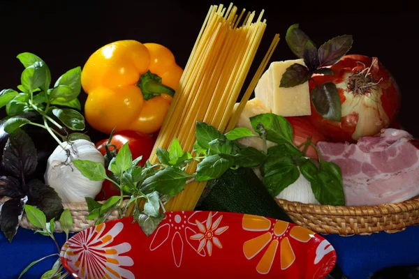 Makro Appetitanregende Reihe Von Produkten Und Spaghetti Auf Dunklem Hintergrund — Stockfoto