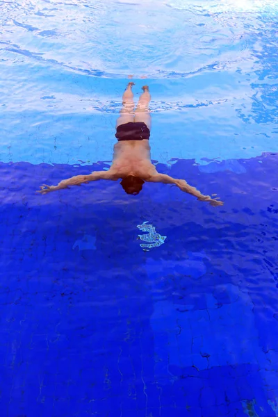 Isolamento Nadador Subaquático Piscina Limpa Clara — Fotografia de Stock