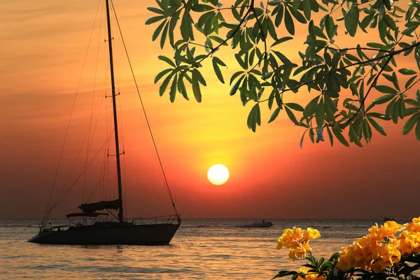Морской Пейзаж Живописный Закат Якорь Лодки Спущенными Парусами Побережья Таиланда — стоковое фото